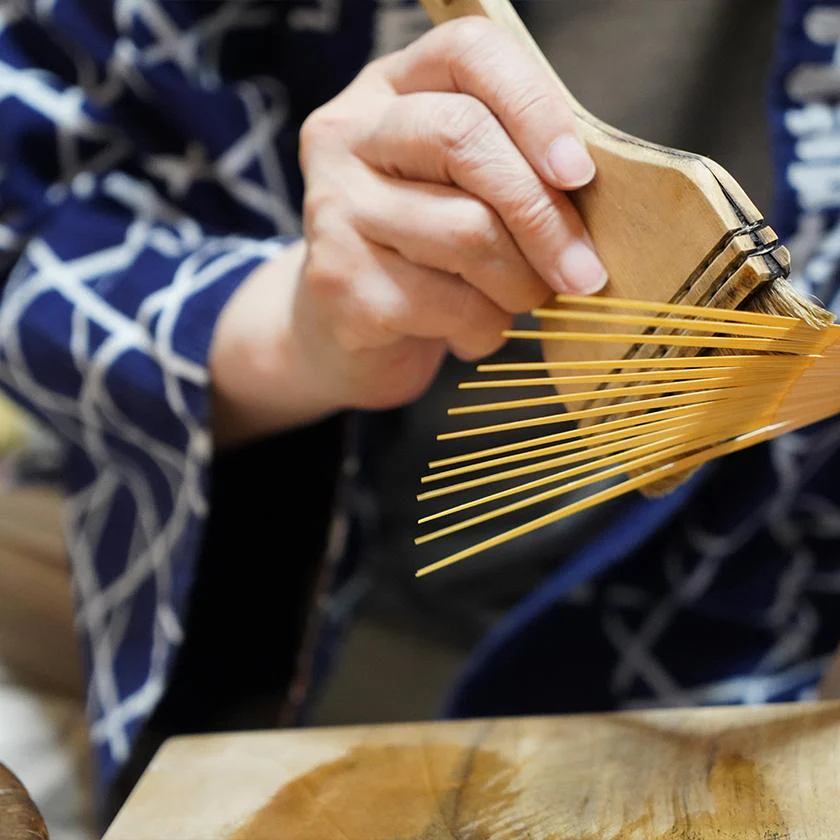 【扇子】女持 箔 桃緑 本煤竹 | 江戸扇子|雲錦堂 深津扇子店 - Image 9